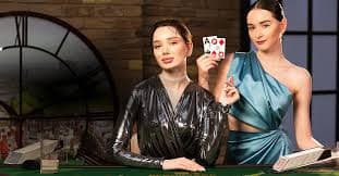 Pengguna melihat halaman FAQ sukabet78 melalui ponsel dengan antarmuka ramah